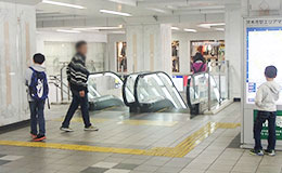 正面のエスカレーターで1階へ