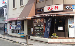 タクシー乗り場前のやよい軒が見えます