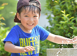 大きく口を開けて笑う事ができる